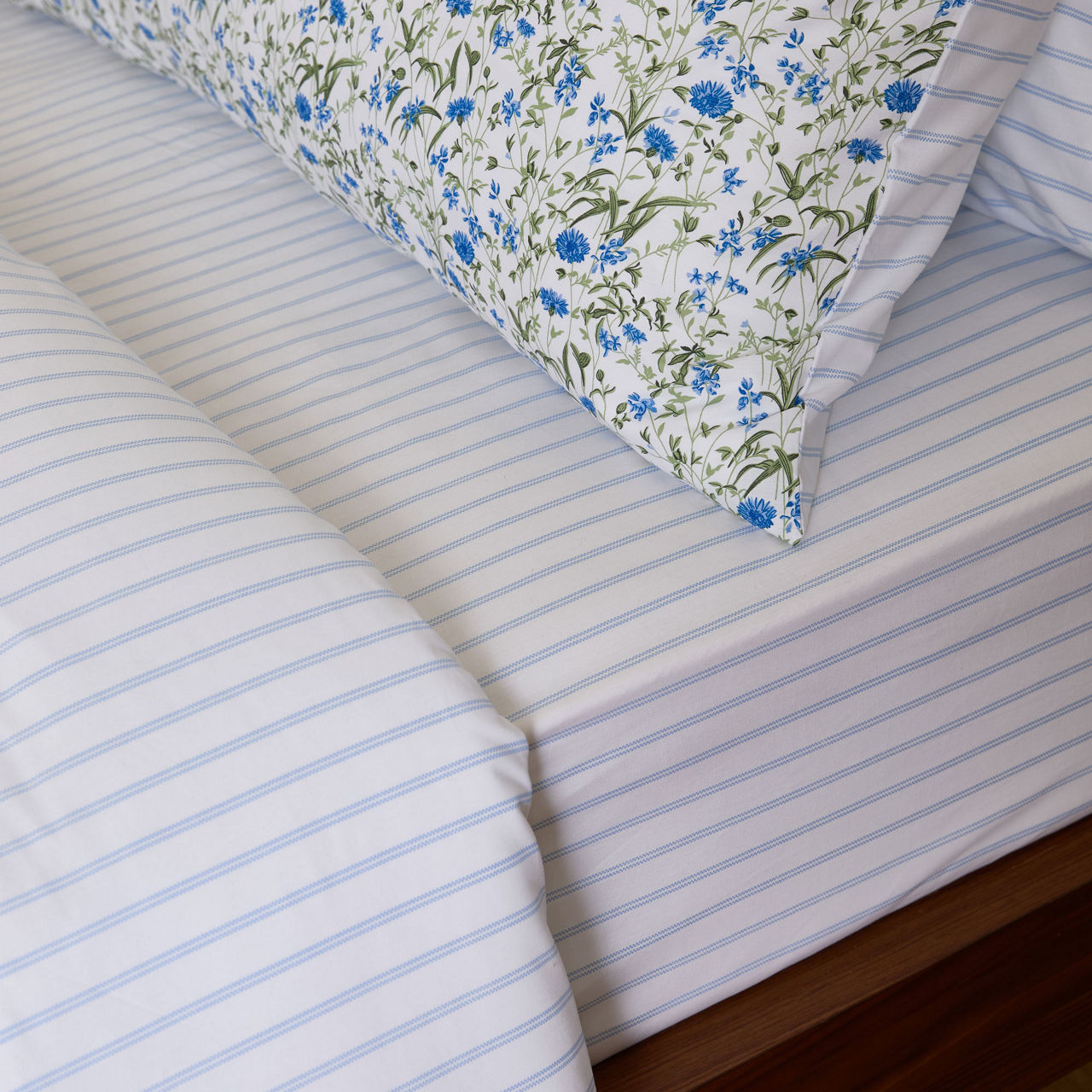 180 Thread Count Pinstripe Blue Fitted Sheet 180 Thread Count Pinstripe Blue Fitted Sheet