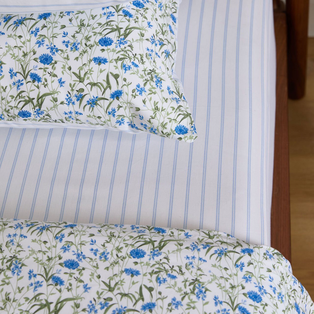 180 Thread Count Pinstripe Blue Fitted Sheet 180 Thread Count Pinstripe Blue Fitted Sheet